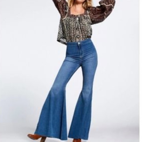 Free people float on flared, bell bottom, jeans - Picture 1 of 14